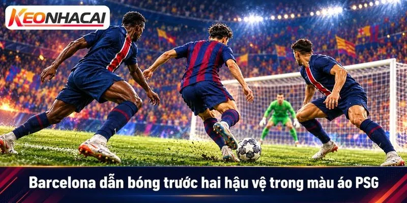Cầu thủ Barcelona dẫn bóng trước hai hậu vệ PSG trong vòng cấm